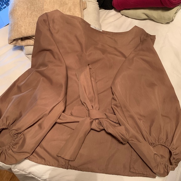 Forever 21 brown puff sleeve tie top - Picture 2 of 2
